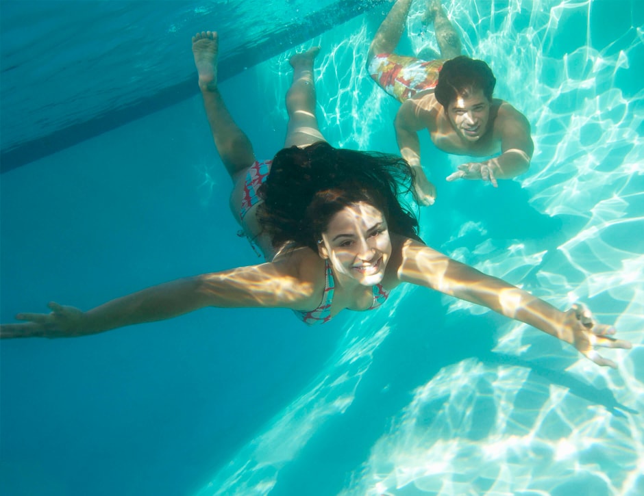 Evite usar as lentes de contato na piscina