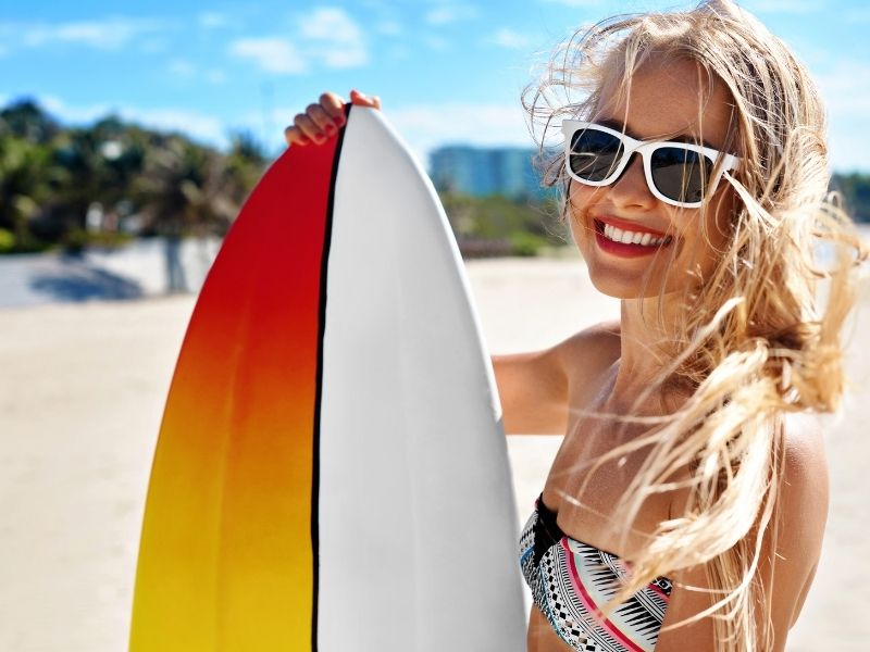 Mulher com óculos de sol na praia

Descrição gerada automaticamente
