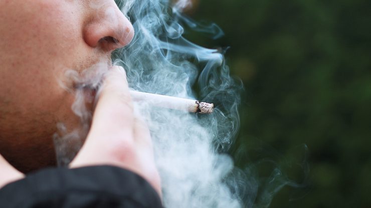 fumaça do cigarro pode matar células dos olhos